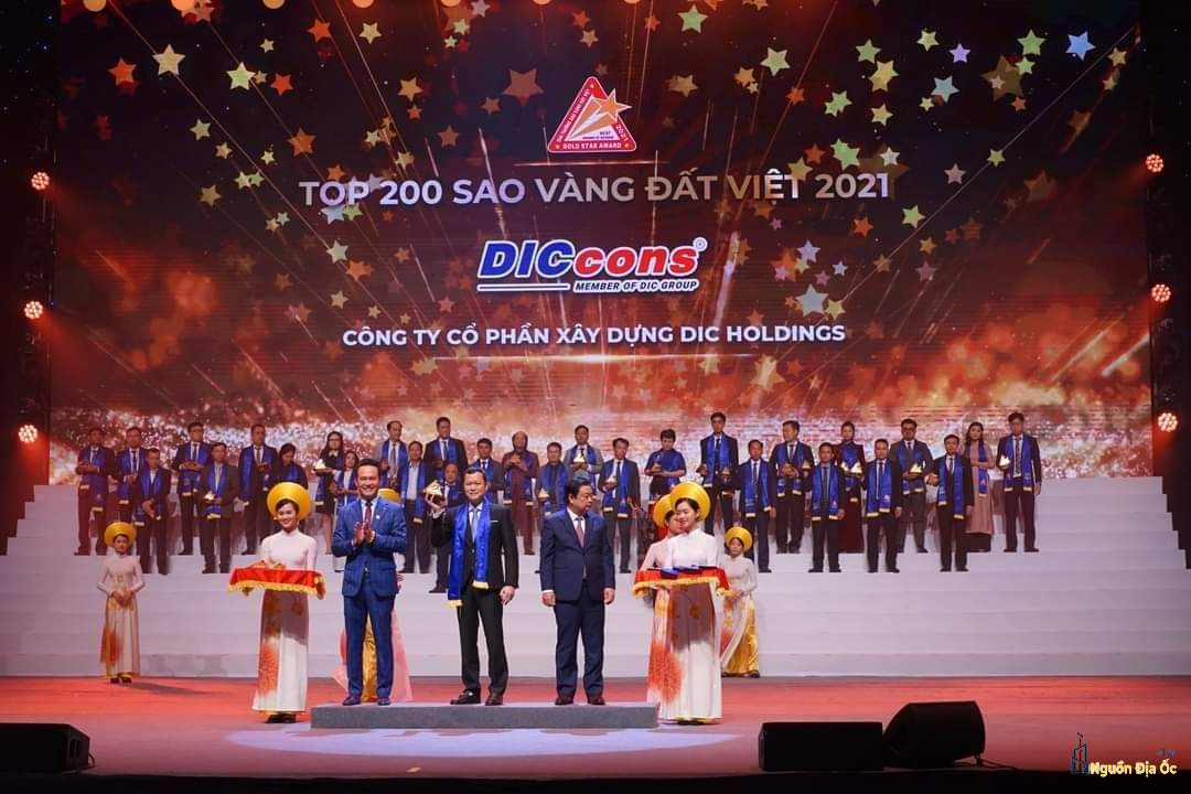 Diccons nhận giải Sao Vàng Đất Việt